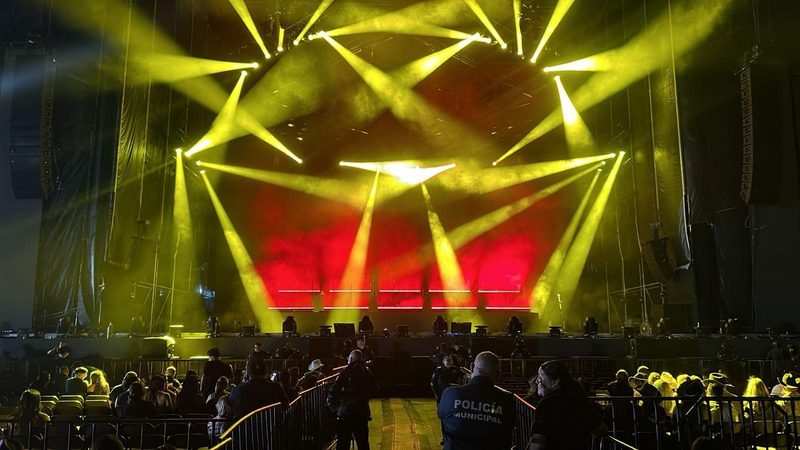 Escenario de un concierto masivo iluminado durante la noche