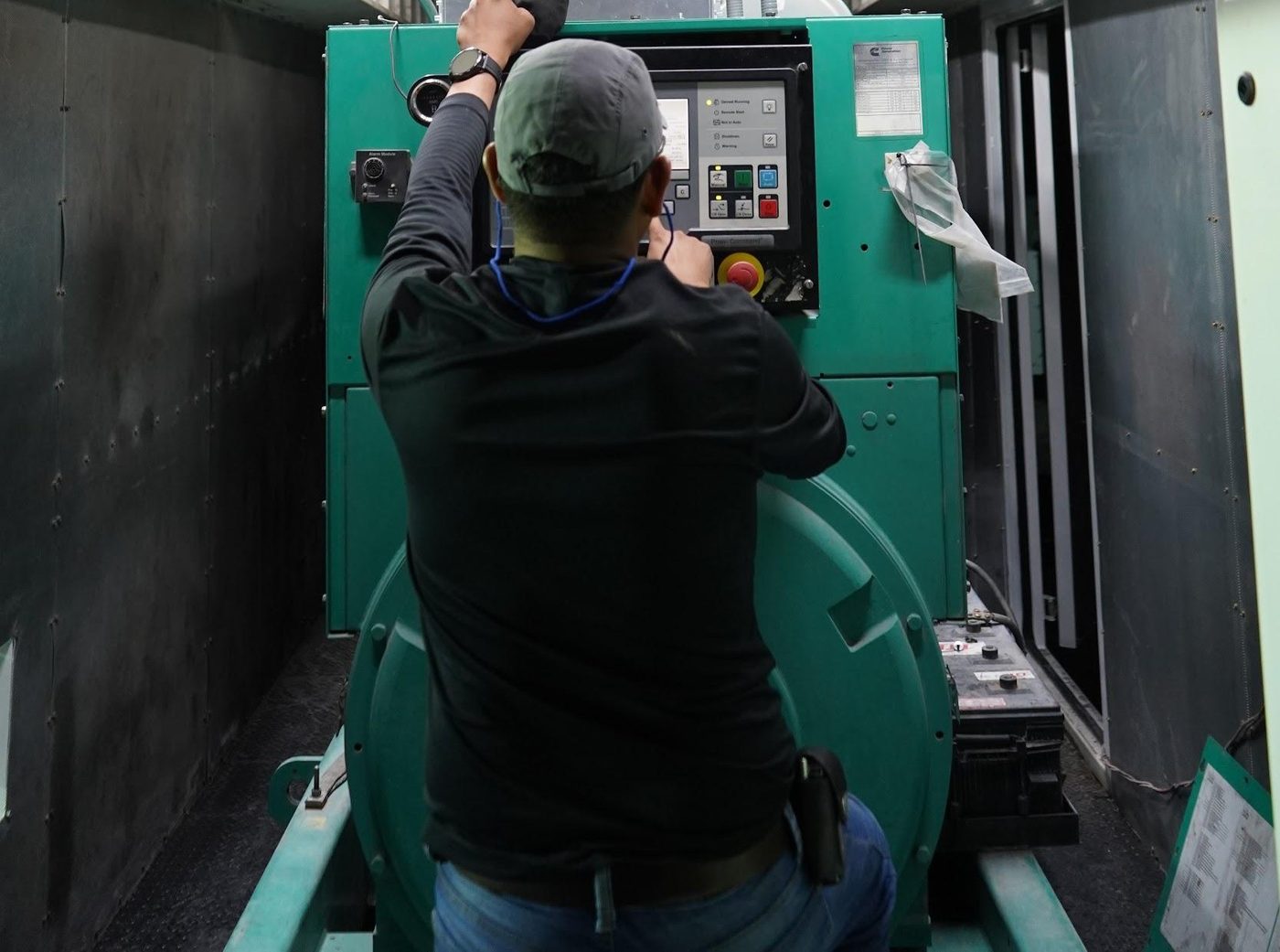 Técnico de JASAN operando el tablero de control de un generador